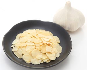 にんにくの適切な摂取目安量は１日に４片までですが、１日に10片以上食べると過剰摂取