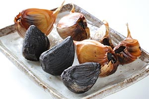黒にんにくと白にんにくの食べ方の違いは？