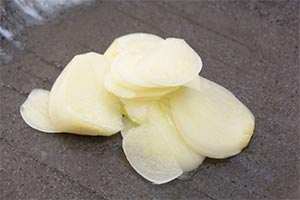 生のにんにくは胃の中を強い刺激が襲う